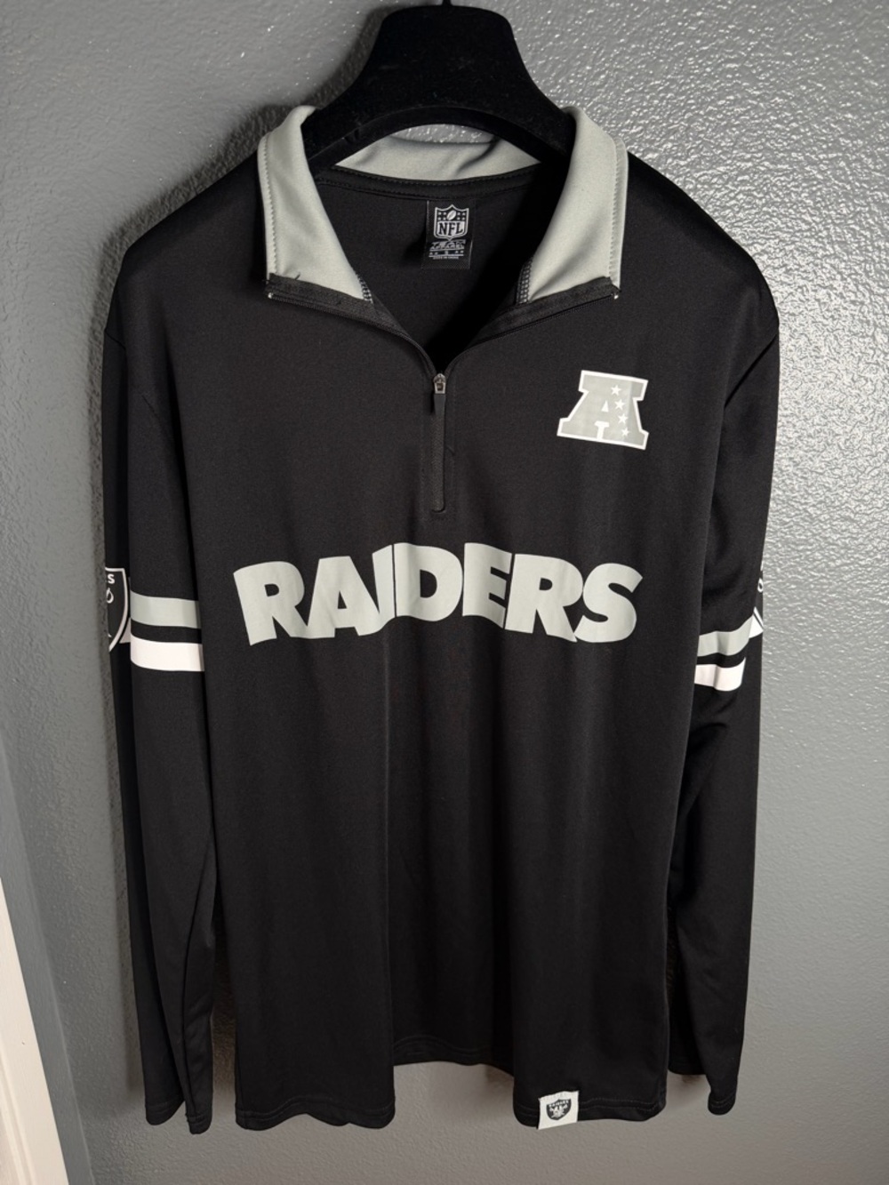 NFL 🏈 Team Apparel Raiders Black and White Quarter-Zip Pullover